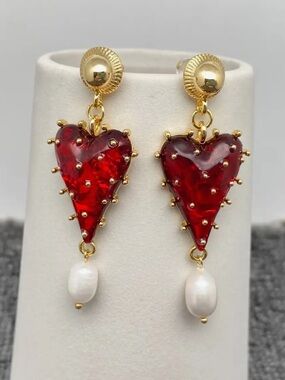 272. Pearl strawberry heart shaped post earrings